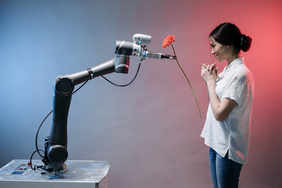 Pallet envuelto con film stretch listo para despacho junto a cajas apiladas en depósito